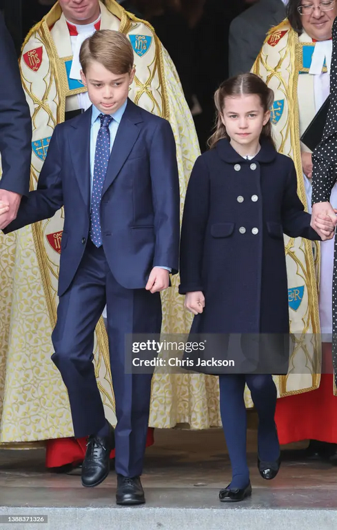 Even before puberty, the female vs male gait is already apparent. I saw it on the beach watching my 7 yo son's tin soldier gait vs my 7 yo friends' daughter's inline footfall. George &amp; Charlotte have gender inverted gaits.