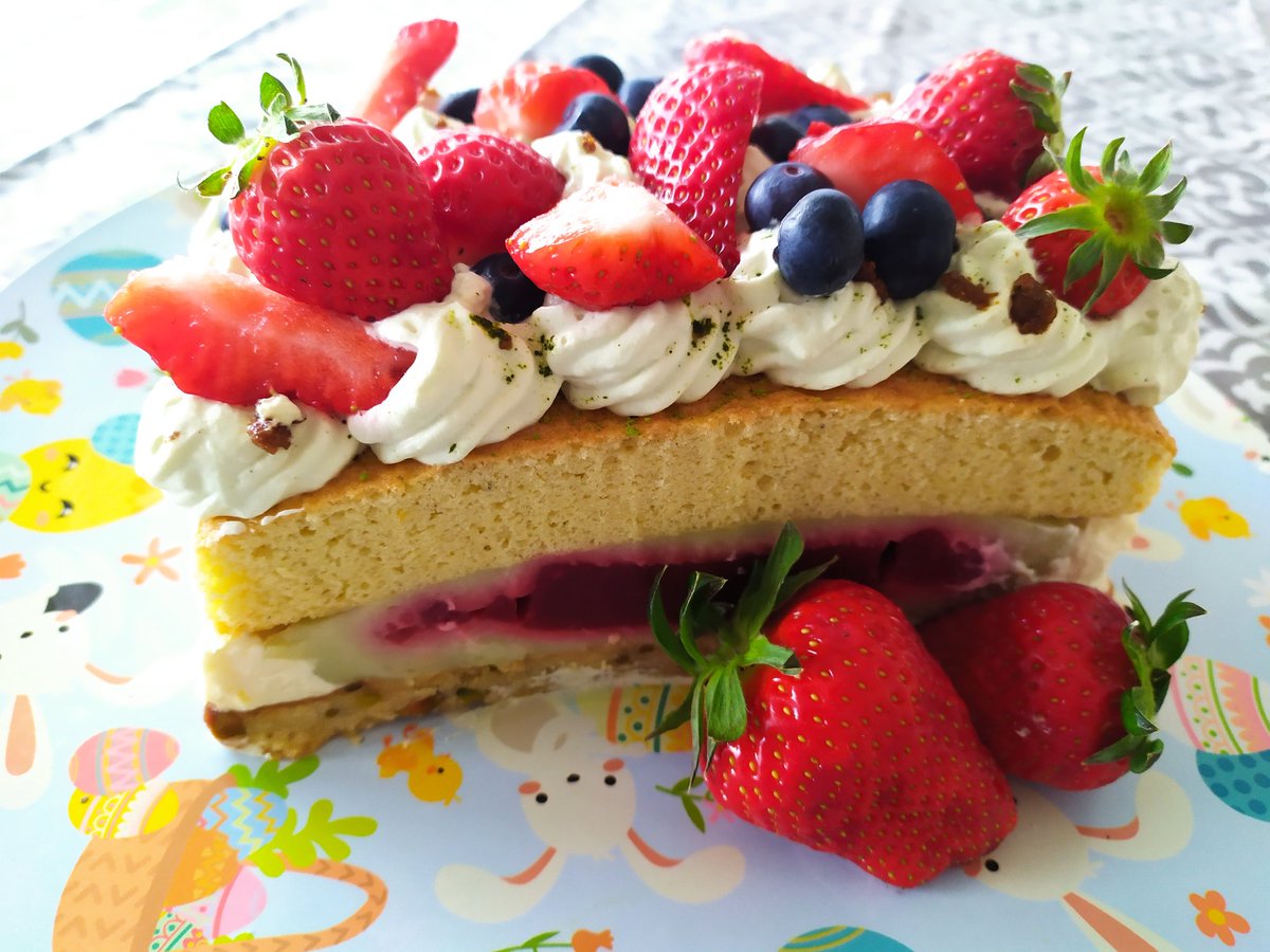 Gâteau de Pâques, biscuit croquant pistache, crème pâtissière matcha, insert framboise, génoise, Chantilly matcha. 
Sans gluten, sans lactose.