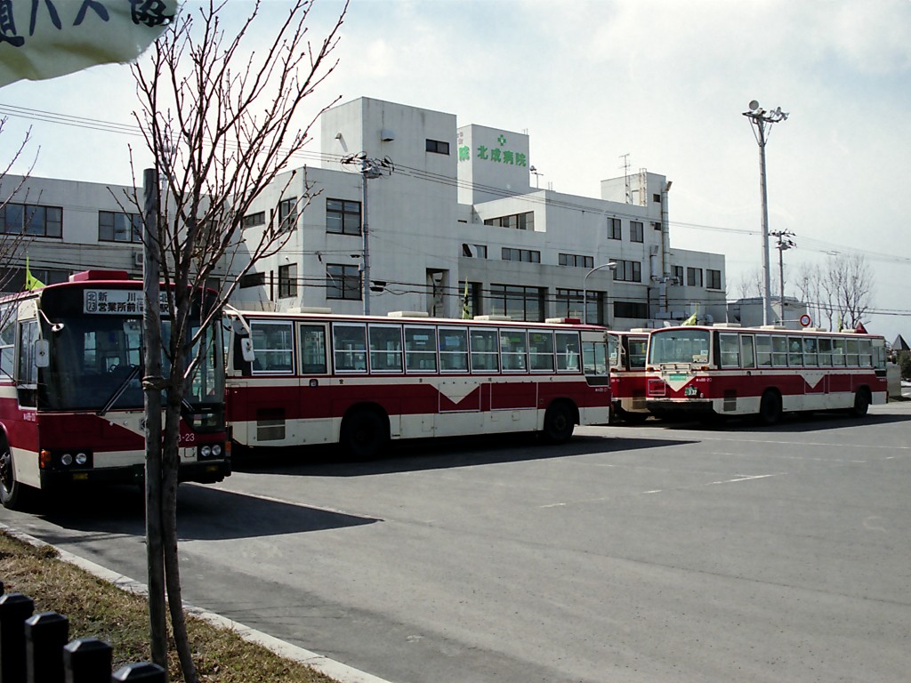 HN360S's tweet photo. 20年前の今日、市バス最終日朝の新川営業所。

この時点の最古参車は88ふそうで、88-19～23の5台。新川の88はいずれも中央バスへは譲渡されず、市バスと共に最期を迎えた。その関係か88は営業所の片隅に纏めて置かれ、最終日に稼働することは無かった。

構内には翌日から運用される中央バス車の姿が。 https://t.co/xNHeydYVWV