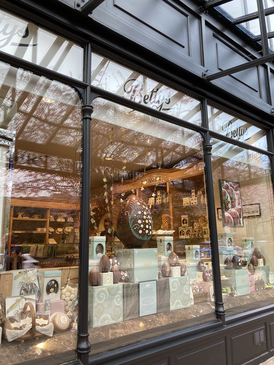 And there’s an Easter theme going on at Bettys… 😊 All year round, Bettys have some of the loveliest seasonal window displays in Ilkley… ☺️ 🐣🌿🐑 🌼🥚🌸🎂💐🐇🐸🌷🐣🌿 #Easter #WindowDisplay #Bettys #Shop #Cafe #TeaRooms #TheGrove #Ilkley #Easter2024 @Bettys @Discover_Ilkley