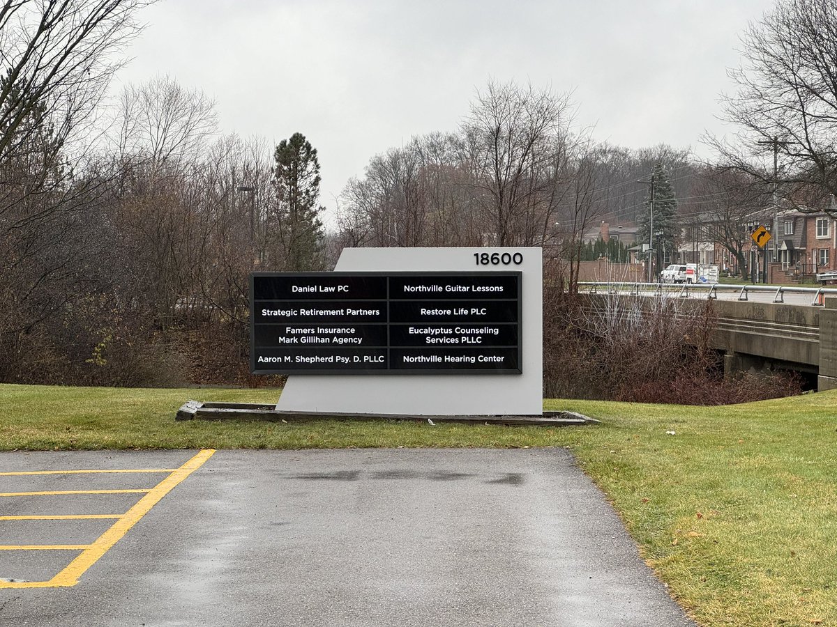 Multi tenants ground sign