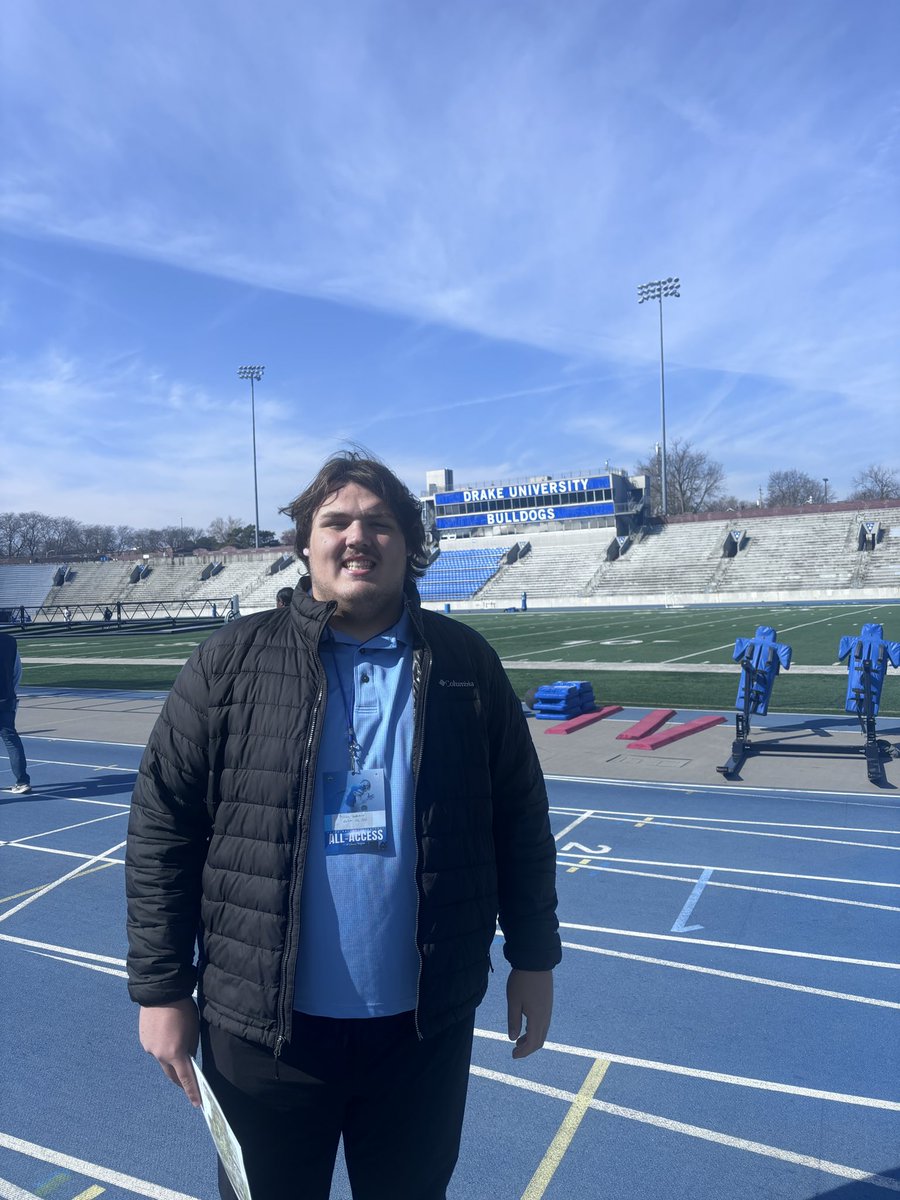 I had a great time visiting @DrakeBulldogsFB today. Thank you @DrakeCoachSmith for the invite and @CoachNThompson for a great tour and meeting. Looking forward to coming back. @sumner_jake @tylerwass @EurekaFootball