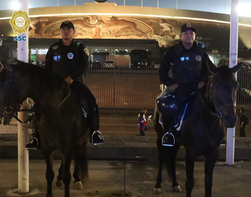 SSC_CDMX's tweet photo. #EstadioSeguro l Compañeros  de #Tránsito, #PolicíaMetropolitana y #PolicíaAuxiliar de la #SSC mantienen acciones de vialidad, revisión, seguridad y vigilancia en el @EstadioOU, con motivo del partido de futbol entre los equipos @PumasMX y @CruzAzul. 🚔👨🏻‍✈️⚽👩🏻‍✈️🚔 https://t.co/A7bpArpzig