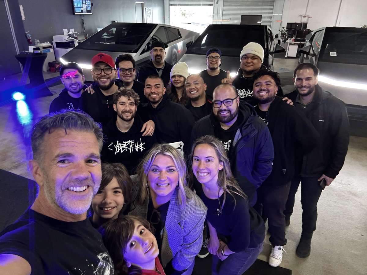 woodhaus2's tweet image. Team at MdR delivery center making sure everyone gets their new car and FSD 12.3 demo drive!