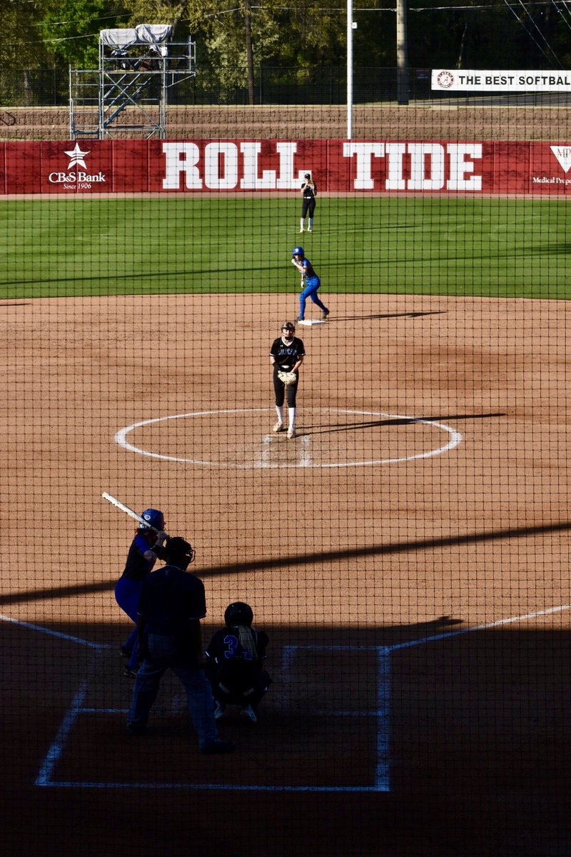 Shoutout to @UACoachMurphy and @AlabamaSB for allowing high school teams to play at Rhoads Stadium this weekend! @softball_tchs thoroughly enjoyed it.