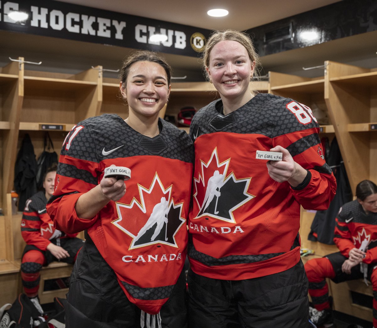 Congratulations to cousins Julia Gosling and @NicoleGosling2 for scoring their first goals with 🇨🇦’s National Women’s Team! 👏 Les cousines Julia et Nicole Gosling ont inscrit leur premier but avec l’équipe nationale féminine du 🇨🇦! Bravo! 👏 #WomensWorlds | #MondialFéminin