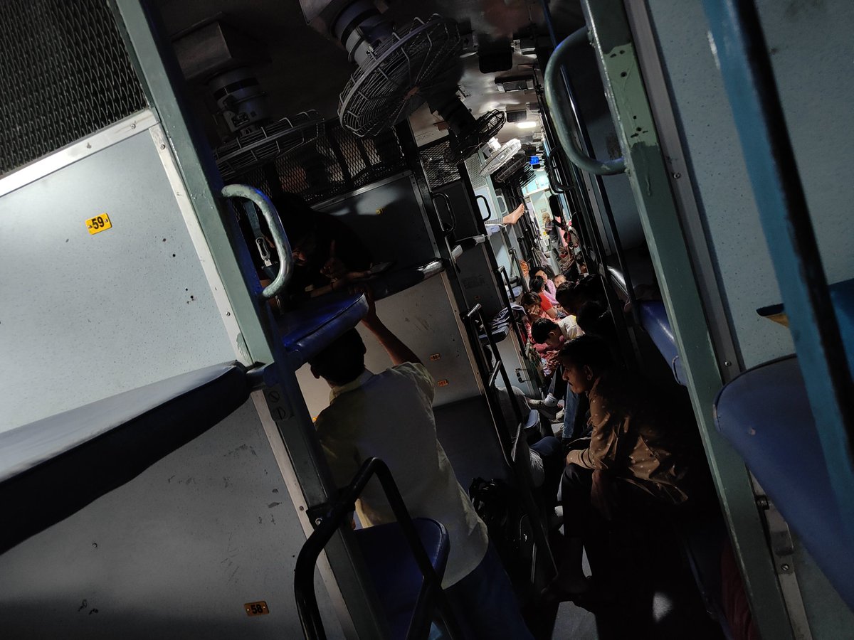 csji0507's tweet photo. @IndianRailMedia @RailMinIndia @AshwiniVaishnaw @narendramodi क्या TC सिर्फ AC कोच को ही चेक करने जाता है? स्लीपर का टिकट लेकर हम लोग कोई गुनाह कर रहे हैं, जो ऐसे सफर करना पड़ रहा है कि टॉयलेट जाने के लिए भी निकलने या उतरने कि जगह नहीं है? https://t.co/2ZoTsOdPSt