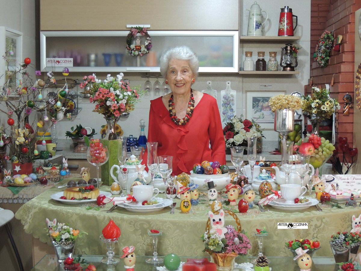 artecozinha's tweet photo. Heda Seffrin junto a mesa de chá decorada para a Páscoa-projeto Arte &amp; Cozinha.
***Fotografia:Simone Seffrin
#HedaSeffrin #programatvartecozinha #mesadepascoa #easterdecoration #easterdecorideas #pascoacriativa https://t.co/QY0oAO8S3m