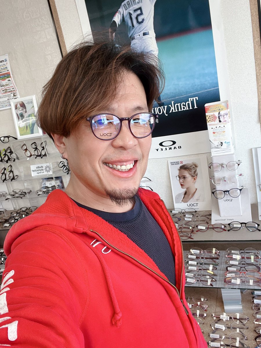 Opt_Fuji's tweet photo. おは富士🗻
今日来るときに男の���がご両親に見守られながらタクシーに乗り込むところを見かけました☺️
大学の新入生なのか新社会人なのか遠方に行くのかなって見てました。
ボクも大学で大分に行って独り暮らしをしていたのでその頃の事を思い出しました😊
今日のメガネは #TiDOU です👓 https://t.co/0VTUf2nHA5