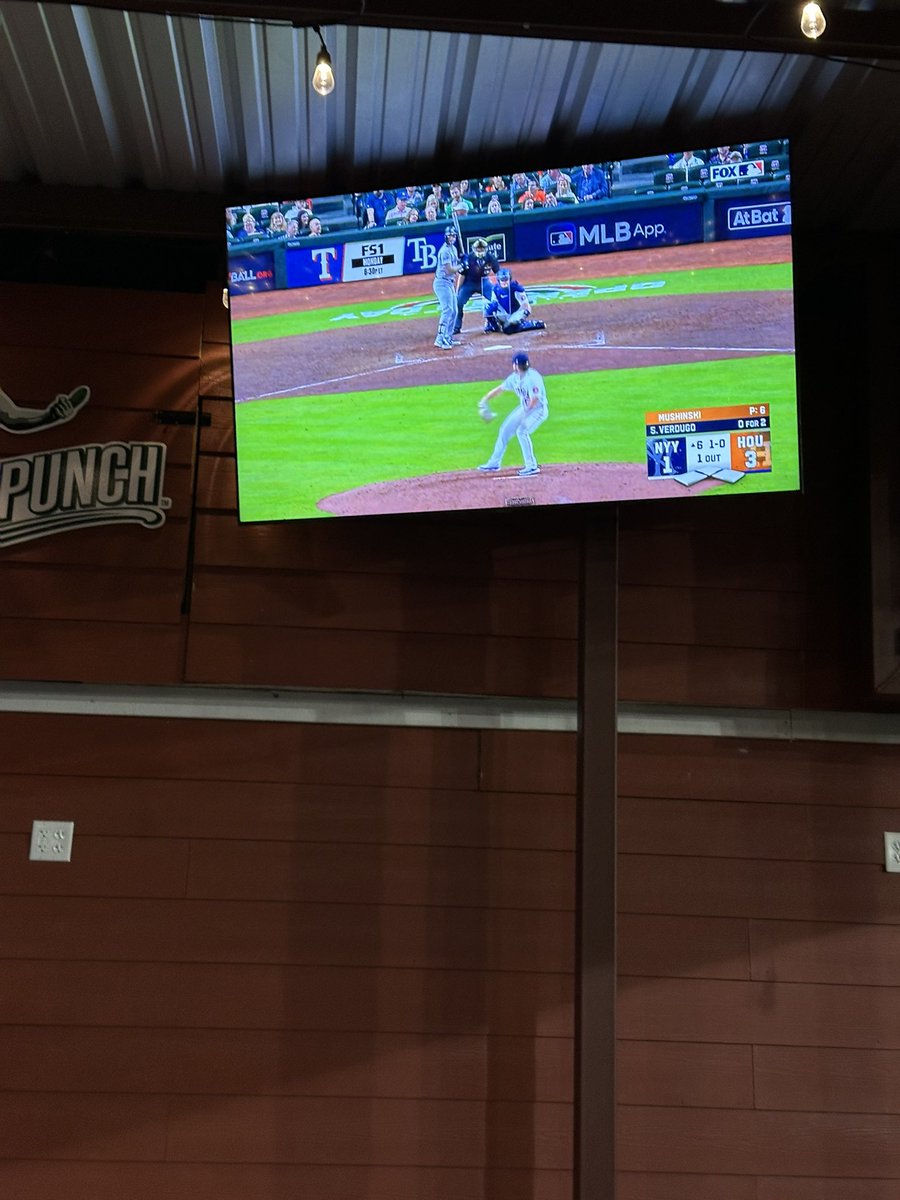 Restroom break and a little ‘stros action… now back to Lone Star baseball 🤘🏼