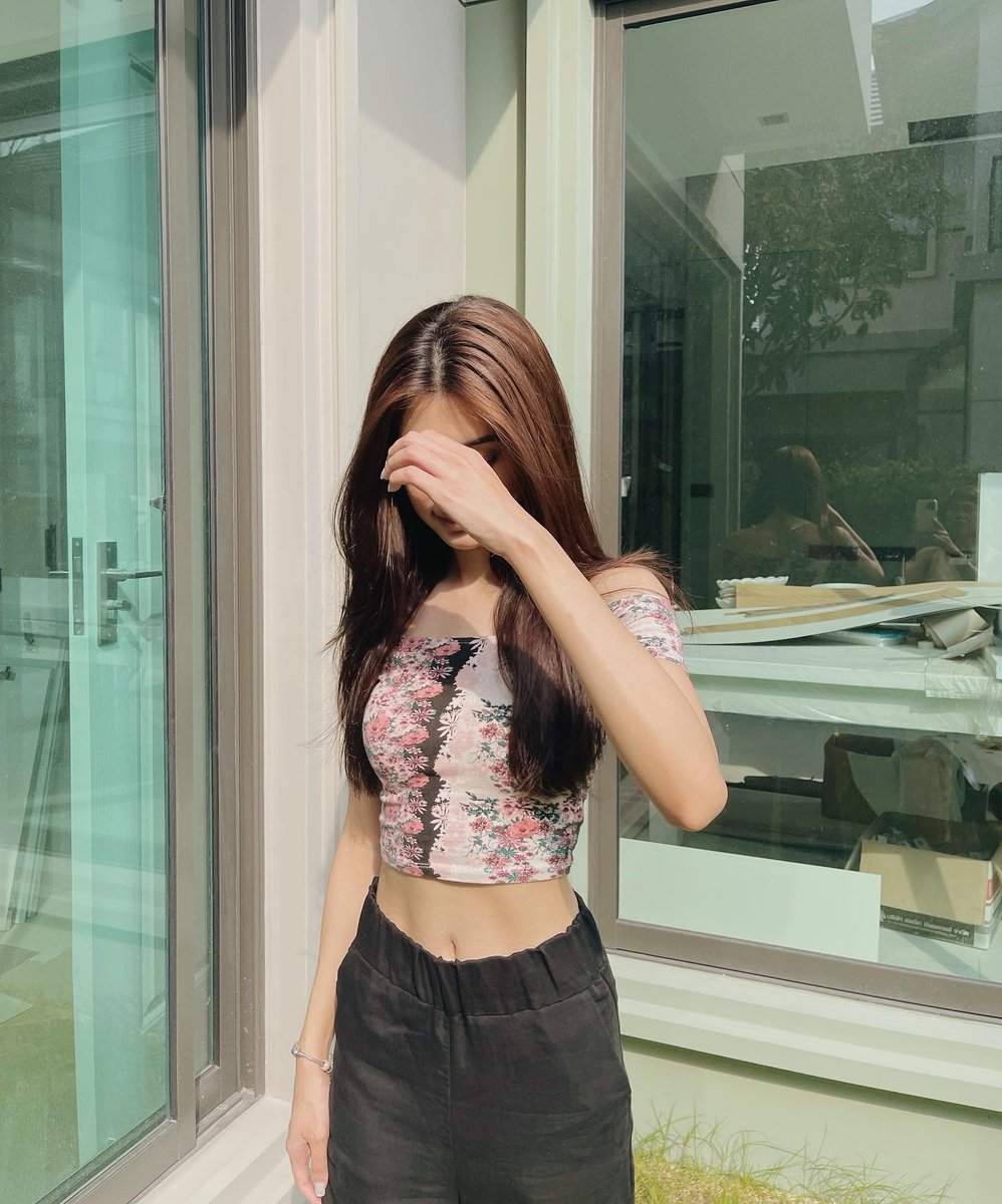 Web676's tweet image. "Standing with poise, she shields her eyes from the glare, a silhouette against the brightness, epitomizing grace amidst illumination. #ElegantShield #RadiantRespite #GraceInGlare"