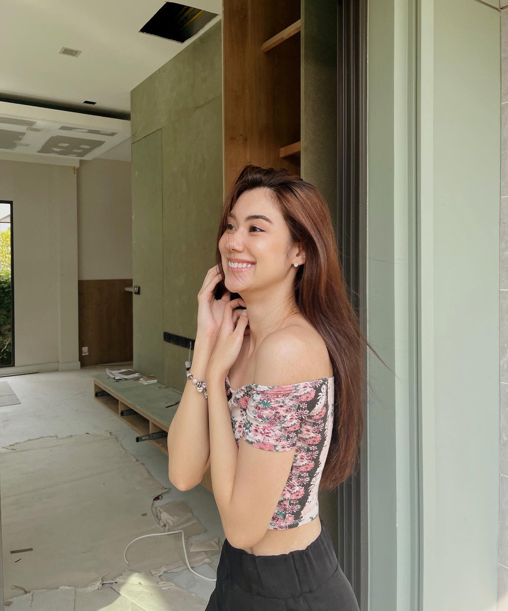 Web676's tweet image. "Standing with poise, she shields her eyes from the glare, a silhouette against the brightness, epitomizing grace amidst illumination. #ElegantShield #RadiantRespite #GraceInGlare"