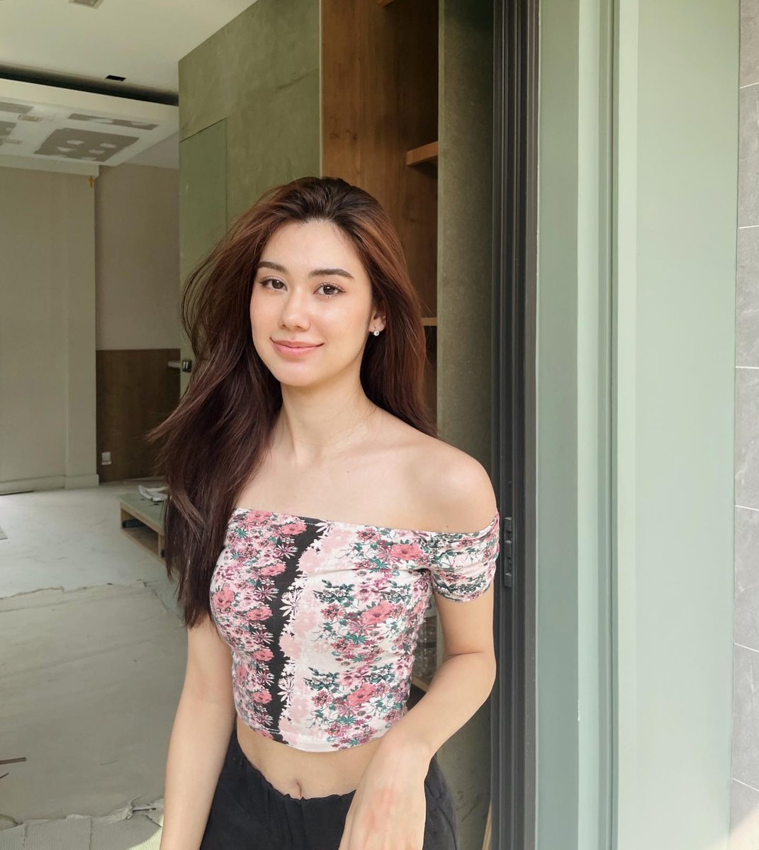 Web676's tweet image. "Standing with poise, she shields her eyes from the glare, a silhouette against the brightness, epitomizing grace amidst illumination. #ElegantShield #RadiantRespite #GraceInGlare"