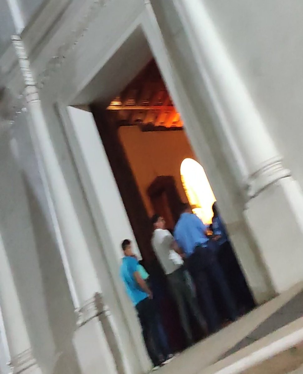 #30Marzo 7PM. Policía Sandinista en la puerta principal de la parroquia Santiago apóstol del municipio de Jinotepe. No crean que ellos son devotos o católicos, son más bien demonios enviados por las fuerzas malignas que gobiernan el país lamentablemente.
#IglesiaPerseguidaNi