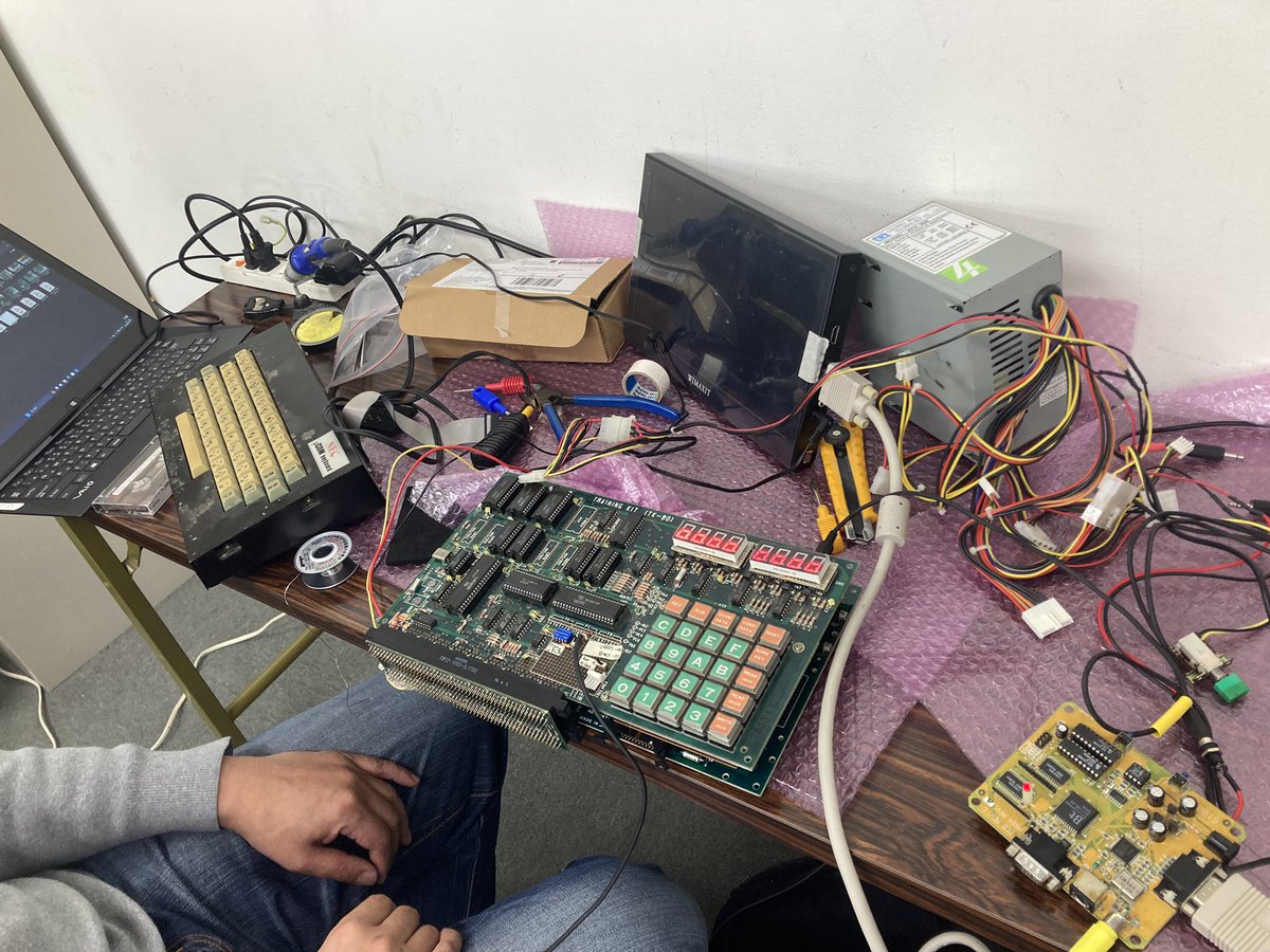 まっ消」キーで人気上昇中(?)のTK-80BS(1976年)。 いわゆるTK-80を