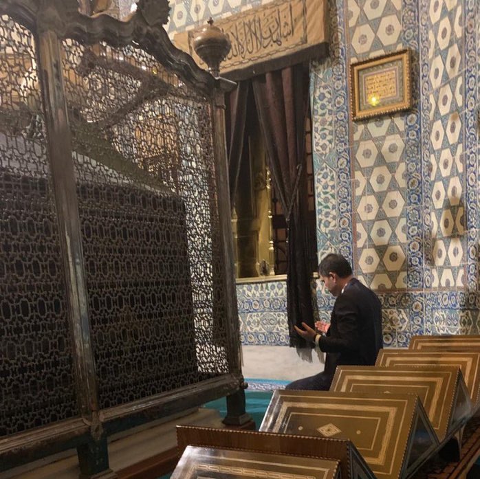 Murat Kurum,sahur vakti Eyüp Sultan Hazretlerinin huzurunda…

Allah dualarını kabul eylesin,mahçup etmesin.
#OylarAkPartiye