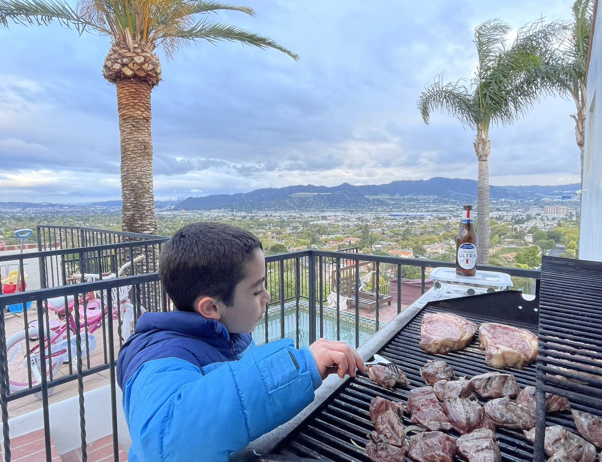 Not the best weather for grilling, but it’d been a while, and the Maestro (shown here) insisted 😋 Good wishes to friends around the 🌎, and happy #Easter to all those celebrating 🐣