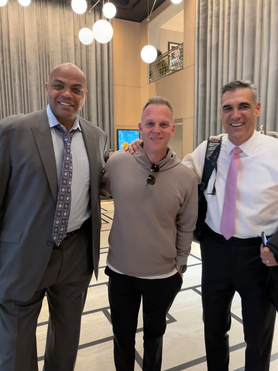 Ran into these two legends right when I got to NYC. @_CharlesBarkley and @CoachJayWright. Now they’re on my hotel TV telling me everything I need to know about the NCAA tournament! Amazing!