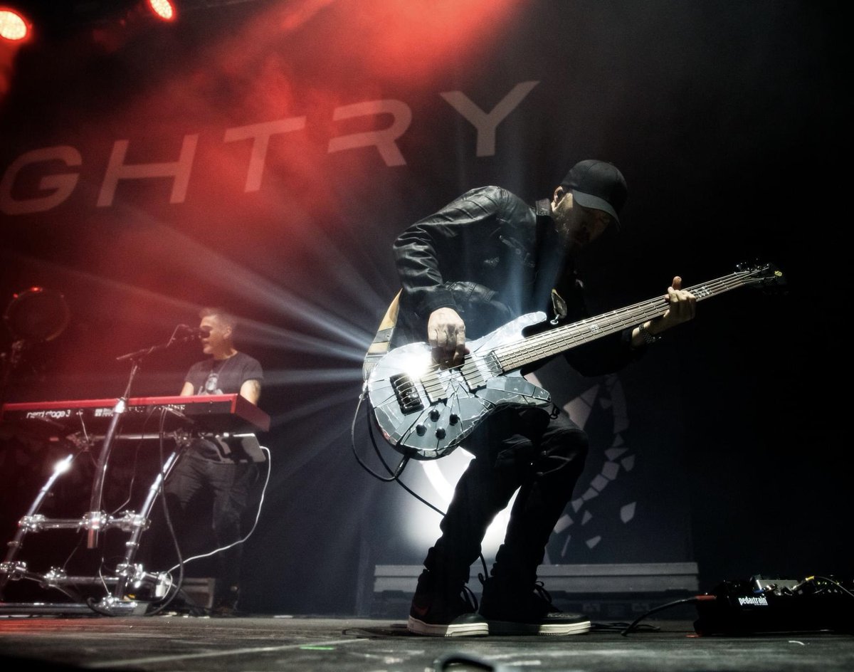 Last night in Peoria, IL. 

Repost from <a href="/PeoriaCivicCntr/">Peoria Civic Center</a> 

Kickin’ off the weekend with a phenomenal Breaking Benjamin show with Daughtry and Catch Your Breath! Thanks for a great night!

📸<a href="/TCRBrad/">Brad Repplinger</a>

<a href="/OfficialSpector/">Official Spector</a> • <a href="/EMG_PICKUPS/">EMG PICKUPS</a> • <a href="/LevysMusic/">Levy's</a> • <a href="/ElixirStrings/">ELIXIR Strings</a>