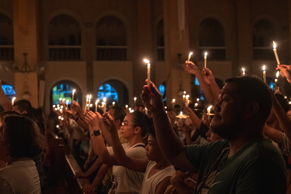 kelberrr's tweet photo. Catholics participate in the Easter Vigil held at Baclaran Church on the evening of Black Saturday 2024. #EasterVigil #BlackSaturday #lenten https://t.co/JayZRagrvt