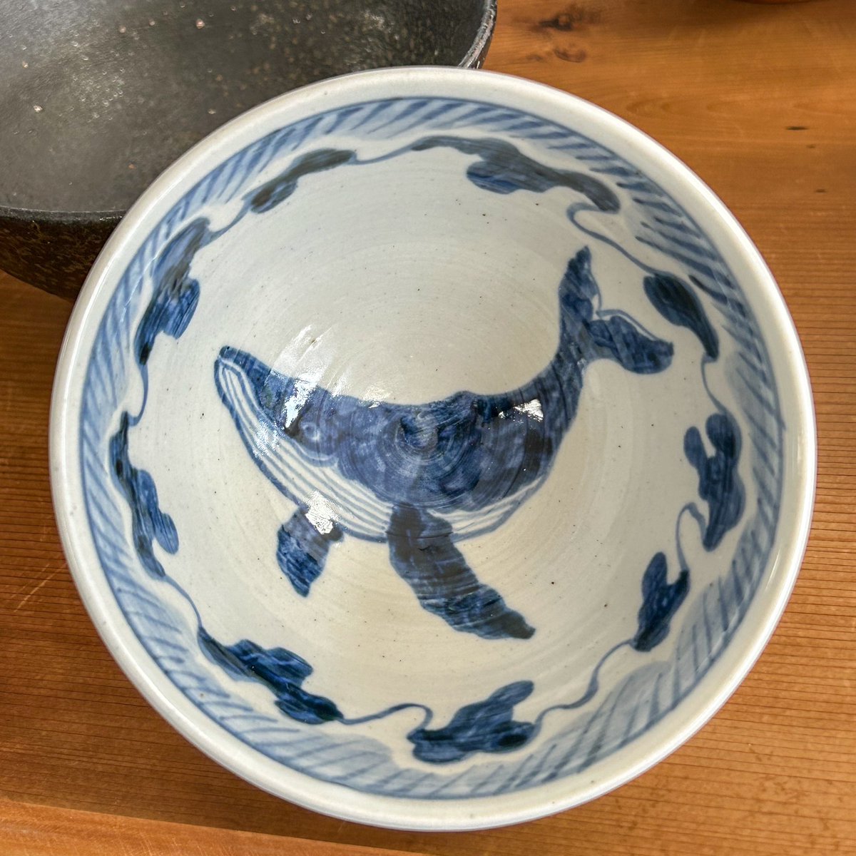 ArtisticNippon's tweet photo. Handpainted Whale design rice bowl from Warabe Kobo Studio #japanesetableware https://t.co/ckYMQMgn3M