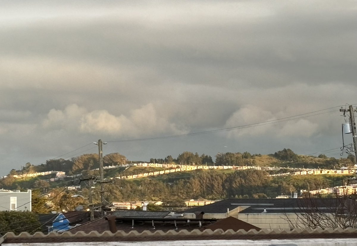 Angry-looking clouds over #SanMateoCounty, just south of #SanFrancisco. #CAwx