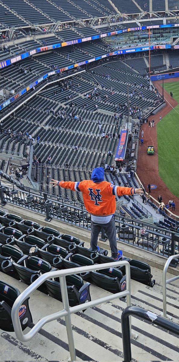 TioALnyc's tweet photo. #MySignaturePose #LGM https://t.co/rnS7SBg9SM