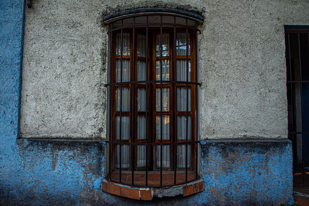 Por el tiempo grabado en tus fachadas, paredes y ventanas, #TeQuieroCoyoacán 

#Coyoacán
#photography 
#streetphotography