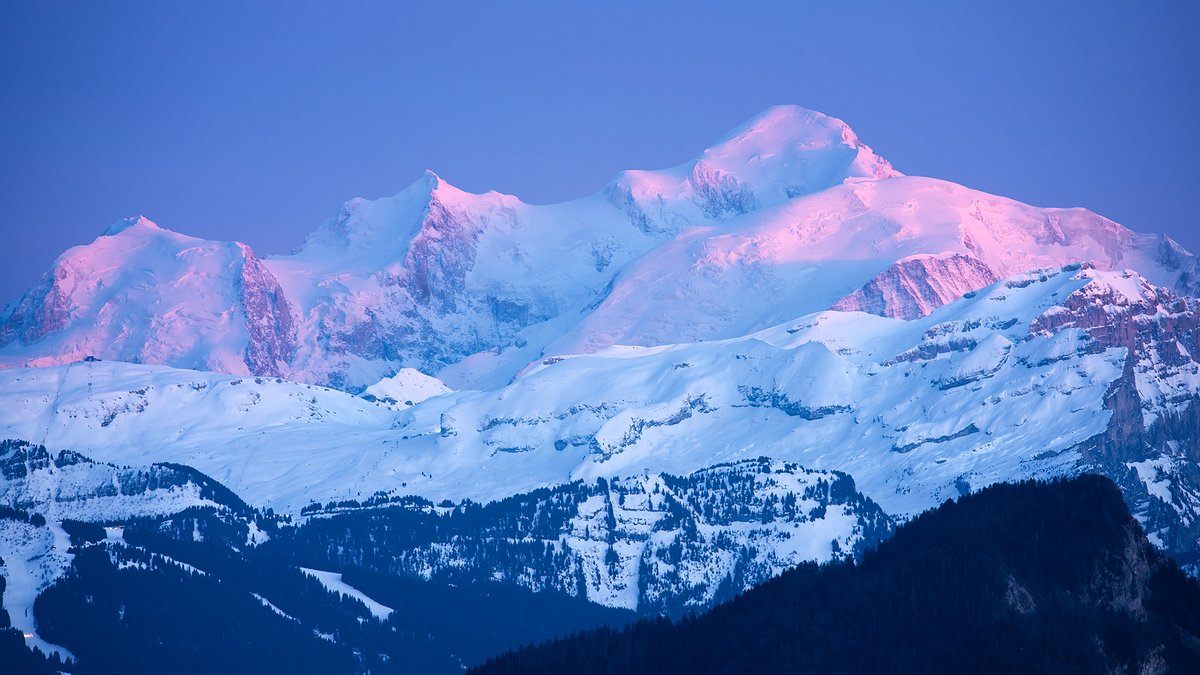 Alpenglow & Mont-Blanc jeudi 14/03. Suite à un coucher de soleil plus ou moins rougeoyant, la montagne devient blanche / grise et reprend des couleurs du rose au rouge le plus profond. L'Alpenglow commence lorsque le soleil est sous l'horizon. #hautesavoie #montblanc