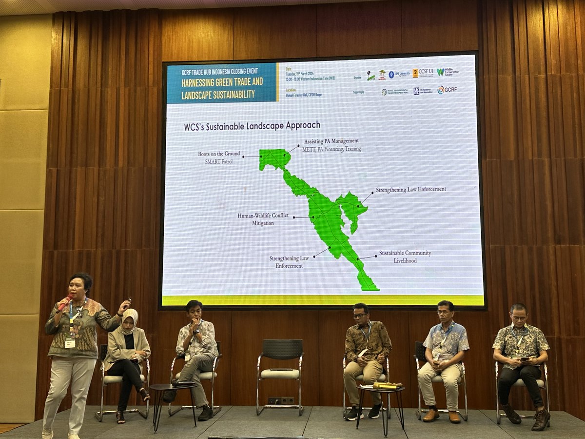 TheLandAlliance's tweet photo. @unepwcmc @PerekonomianRI @hpurnomo3 ๐ฃ๏ธ Jeni Pareira, @WCS_ID present the initiatives focused on supporting farmers in transitioning towards producing deforestation-free #coffee, highlighting the importance of promoting environmentally friendly practices within the coffee industry.
#TRADEHub #LandscapeGame2 https://t.co/yQIBmPLjka