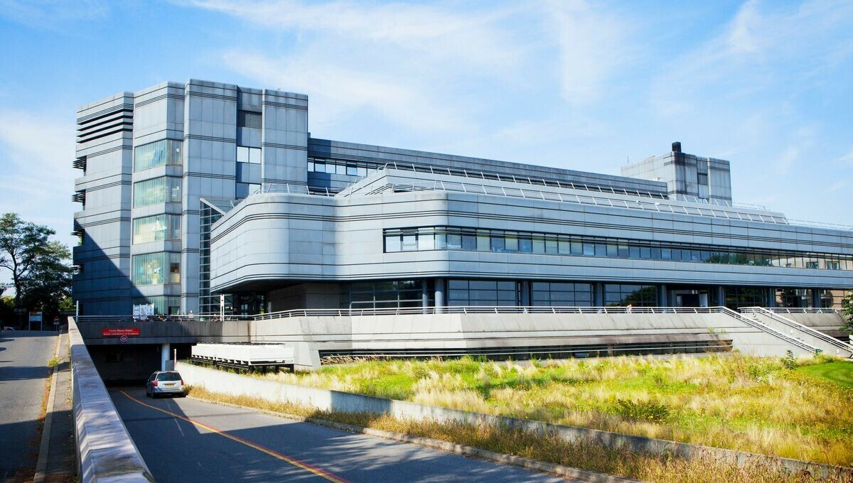 À l'hôpital Paul-Brousse de Villejuif, des médecins utilisent la fluorescence pour localiser les tumeurs du foie avec précision. ➡️ l.franceinter.fr/Wx8