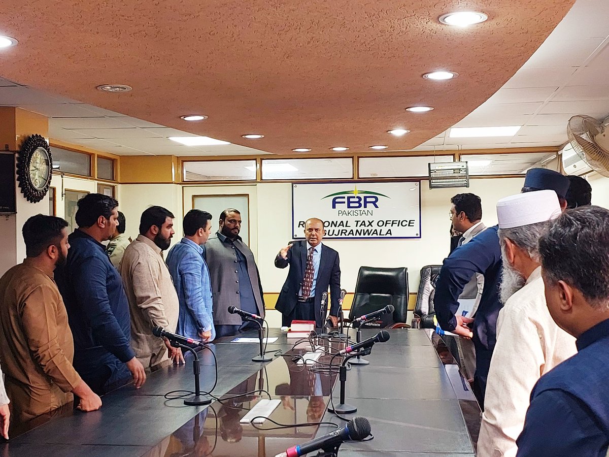 President GCCI Mr. Zia ul Haq (Shiekh Faisal Ayub) led the delegation comprised of Electronics Market Association, had a meeting with Chief Commissioner Inland Revenue FBR Gujranwala Mr. Asim Iftikhar.
Along with Former President GCCI Mr. Umar Ashraf Mughal.
Dated: (18-03-2024)