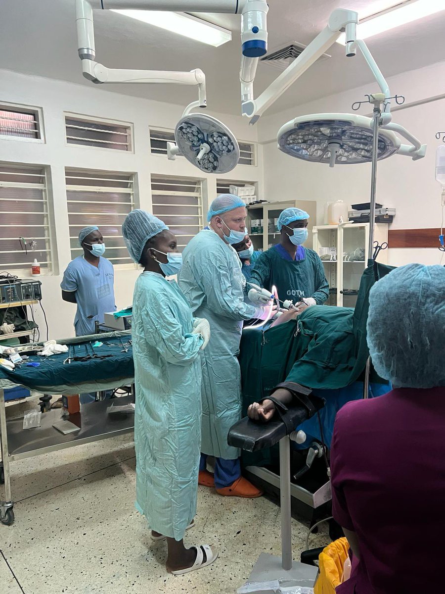 Day 2 @mengo_hospital laparoscopic week. Lap Nissan Fundo B/L TEPP inguinal hernia repair 2 lap cholecystectomy +\- CBDE 2 lap appy Patients from yesterday all going home. Residents in lap Sim with @shekharbiyani Huge effort from mengo & @jawdalton2 for pulling together.