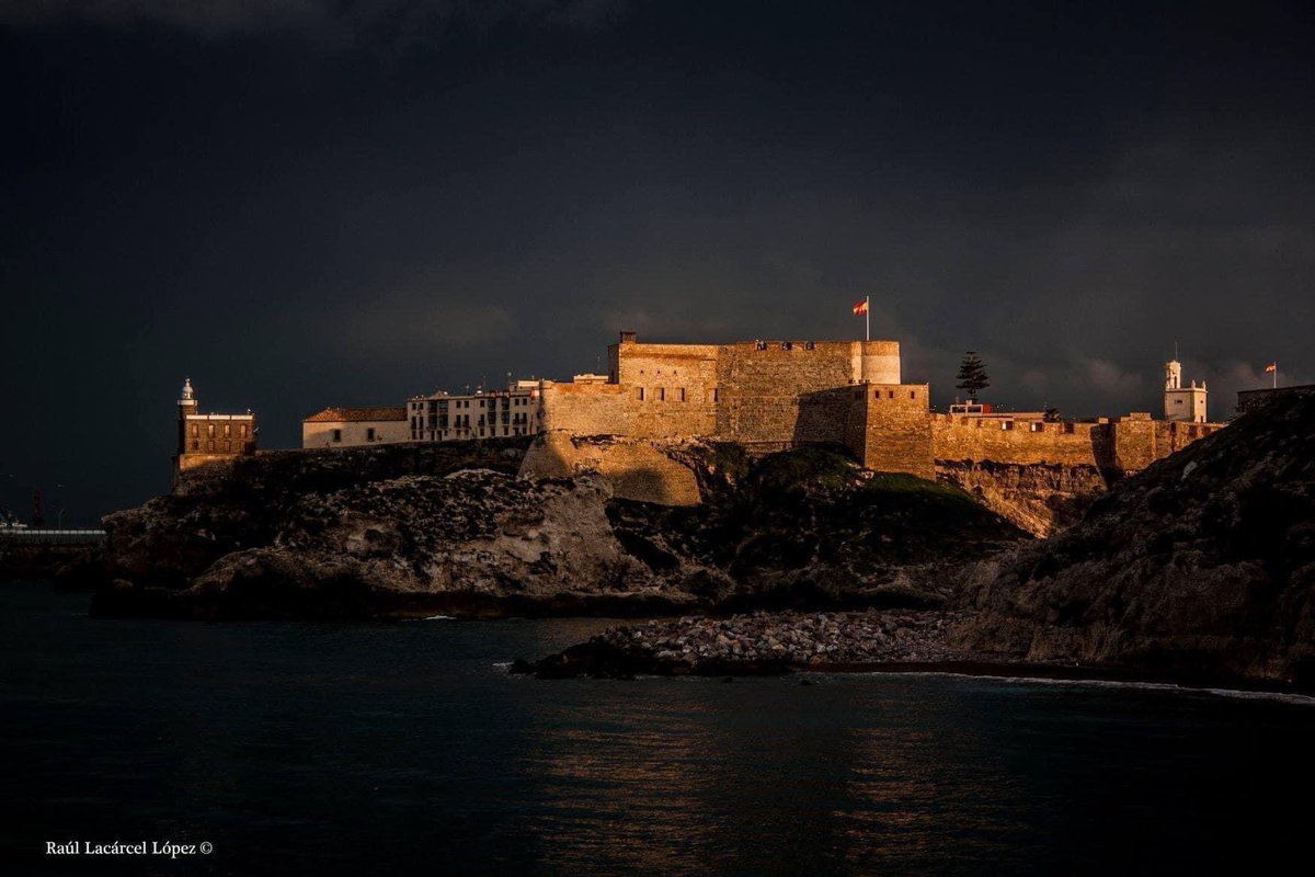 RaulLacarcel22's tweet photo. Hoy se cumplen 249 años del fin del Sitio de Melilla. 

La ciudad sufrió el asedio durante 3 meses por el sultanato alauí que estuvo respaldado por británicos y argelinos.

#Melilla fue defendida por una guarnición dirigida John Sherlock.

En honor a esos 3.251 hombres 🇪🇸 https://t.co/SnQjmoWdbZ