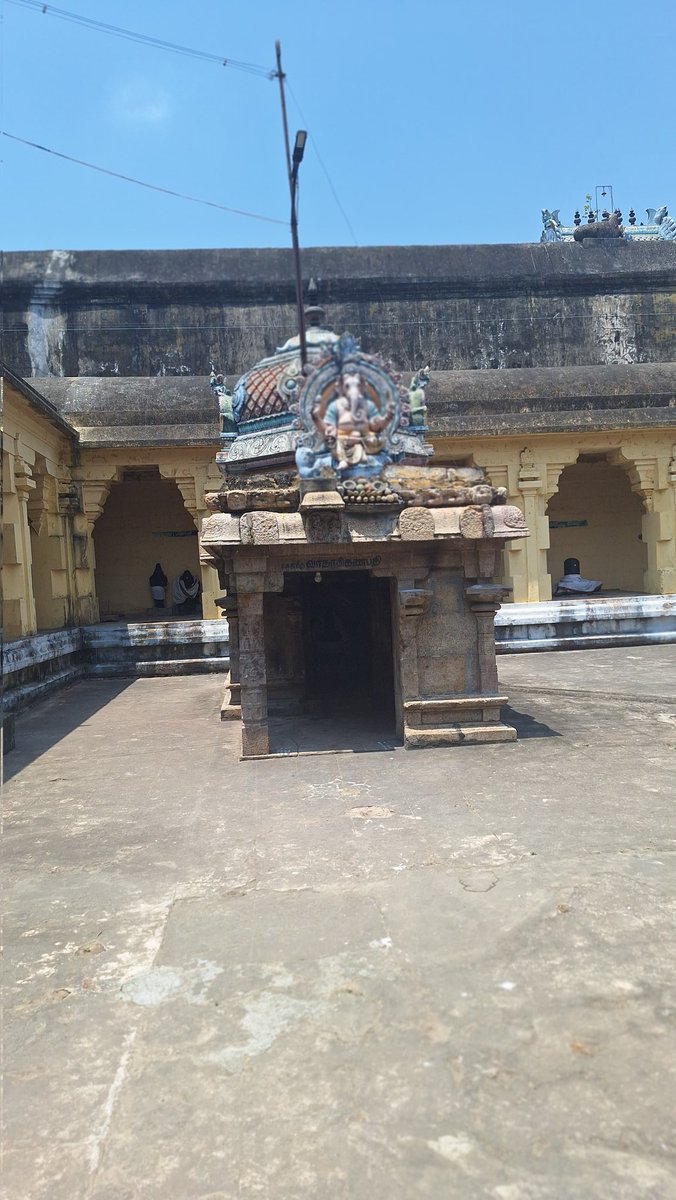 ArunKrishnan_'s tweet photo. Thiruchhengaattangudi. The birth place of the Pallava general Paranjyothi, who later became the 36th Shaivite Nayanmar, called Siruthondar. The Ganapati seen here is supposed to have been brought by Paranjyothi after #TheBattleOfVathapi from #Vathapi and installed here. That's the Ganapathi in the pic. Some say that that story is not true. But I prefer to believe that it is. That the memory of that battle from long ago has been preserved in the form of this Ganapathi and then the song "Vathapi Ganapathim Bhaje"

@HarperCollinsIN @RidhimaKumar1 #indianhistory #historicalfiction