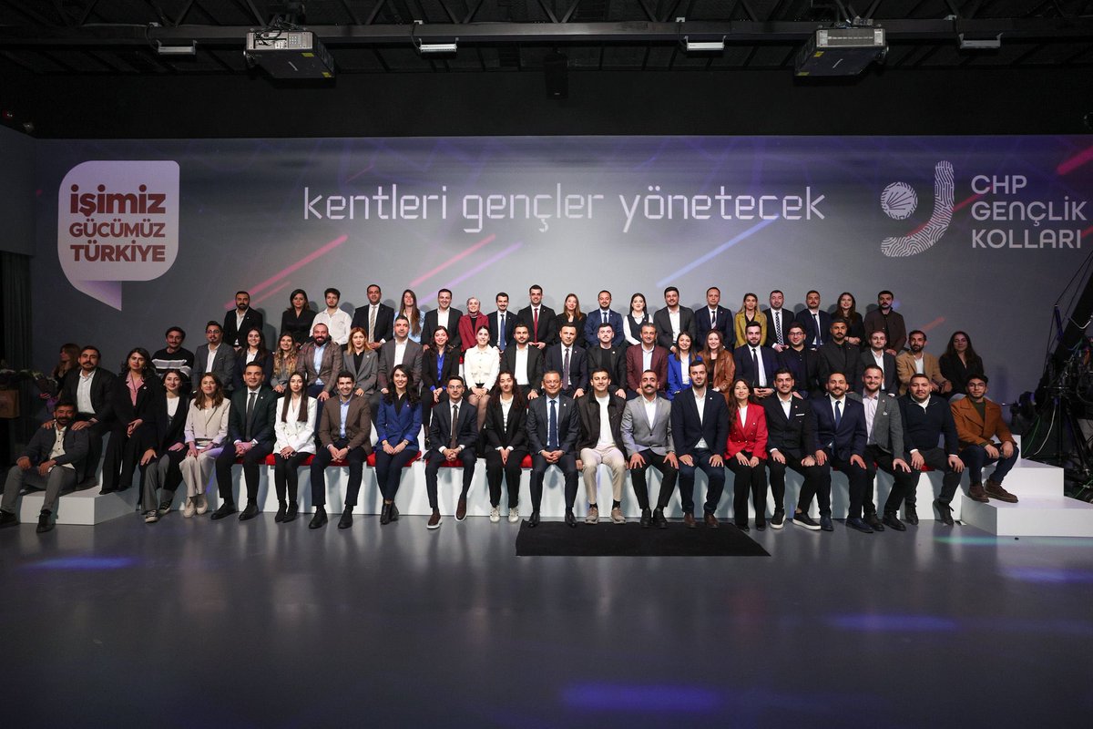 Gençlik Kollarımızın düzenlediği Türkiye’nin ilk dijital lansmanında genç Belediye Başkan Adaylarımız ve Meclis Üyesi adaylarımızla bir aradaydık.

#KentleriGençlerYönetecek