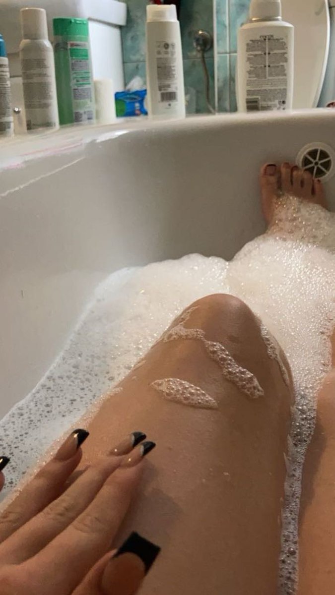 Die Lady muss mal wieder ins Nagelstudio und du Loser, darfst übernehmen. Antreten in meinen DM‘s!🔥 
#findom #feet