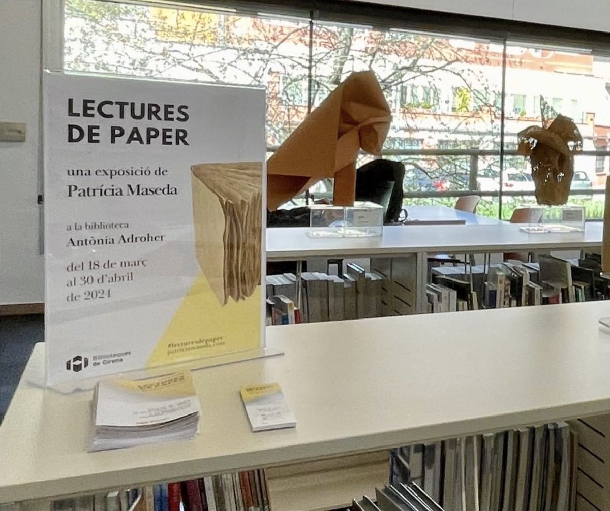 L’#exposició #Lecturesdepaper continua el seu recorregut per les @biblioteques_gi amb més #escultures i més #lectures recomanades. Ara és el torn de la #biblioadroher! 📅 18/03 al 30/04 📍Biblioteca Antònia Adroher, Can Sunyer, 46 #art #biblioteques #volumsimaginaris #Girona