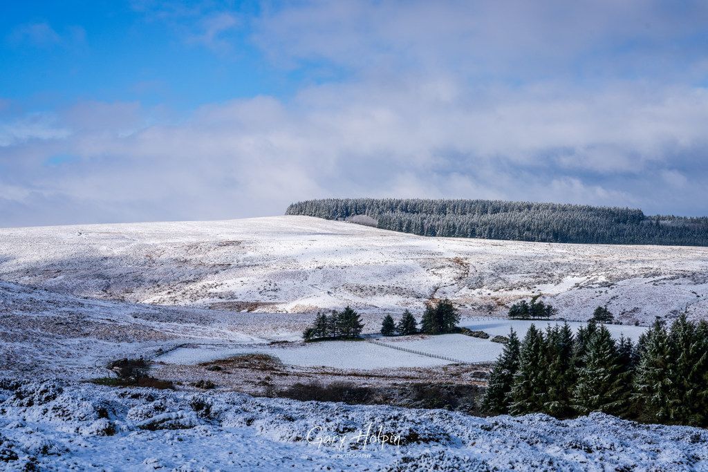 Morning! Next on my snowy #Dartmoor road trip is a beautiful winter landscape with the view to Fernworthy Forest... #dailyphotos #thephotohour #stormhour #tuesdayvibe