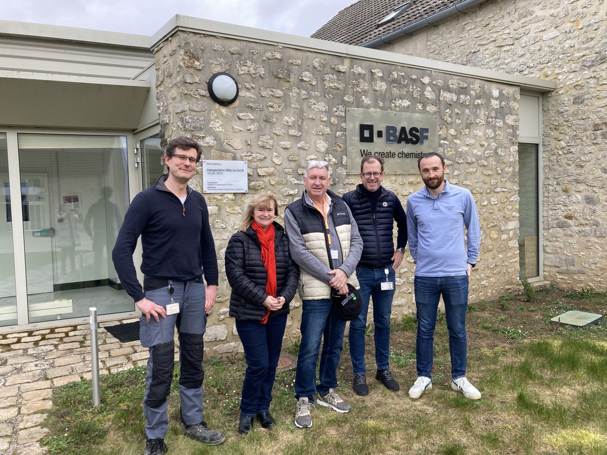 While on holiday with his wife, Matthew Sparke, from Sparke Agricultural & Associates, visited BASF’s R&D site in France. Site manager Cyril gave them a glimpse into our hybrid wheat activities and what it means to be at the forefront of global seed and trait innovations.