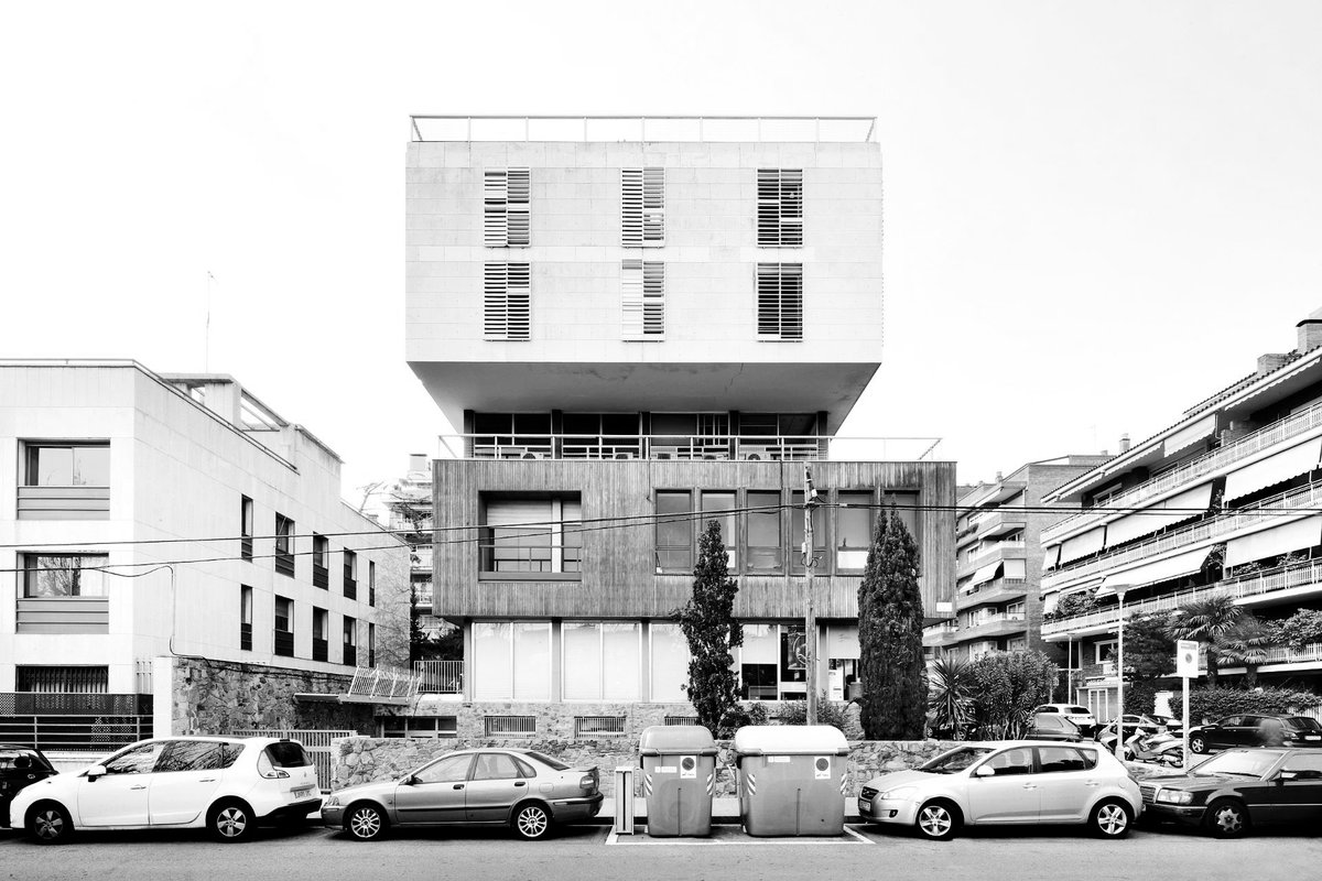 TRES60Blog's tweet image. Colegio Oficial de Médicos de Barcelona proyectado y dirigido entre 1965-68 por los arquitectos Robert Terradas Via y Jordi Adroer en Pg. de la Bonanova, 47, Barcelona.

#COMB #TerradasAdroerArquitectes #arquitecturamoderna #formamoderna