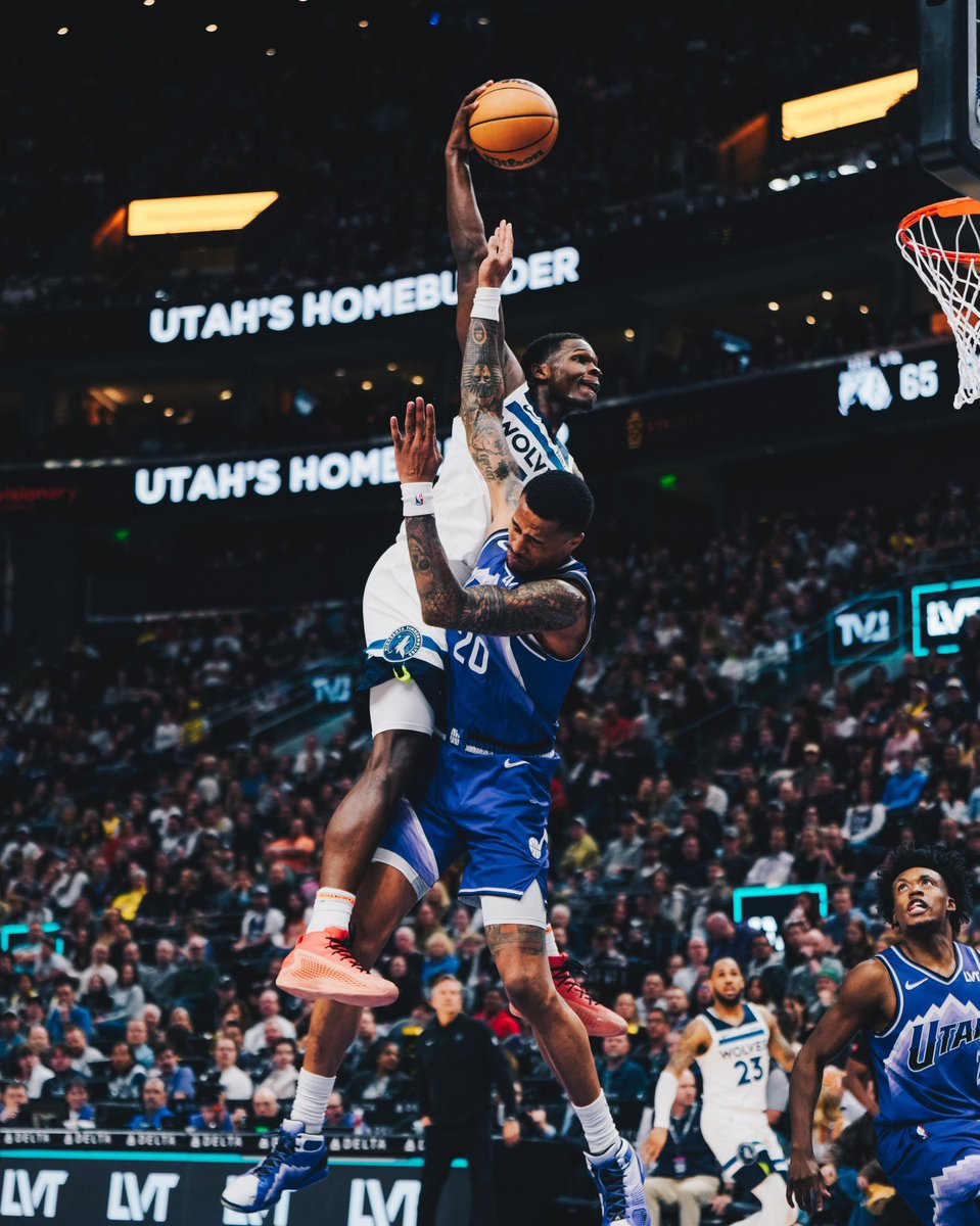 SLAMonline's tweet photo. HANG IT IN THE LOUVRE. 

📸: @Timberwolves https://t.co/yZRjo9Cl5t