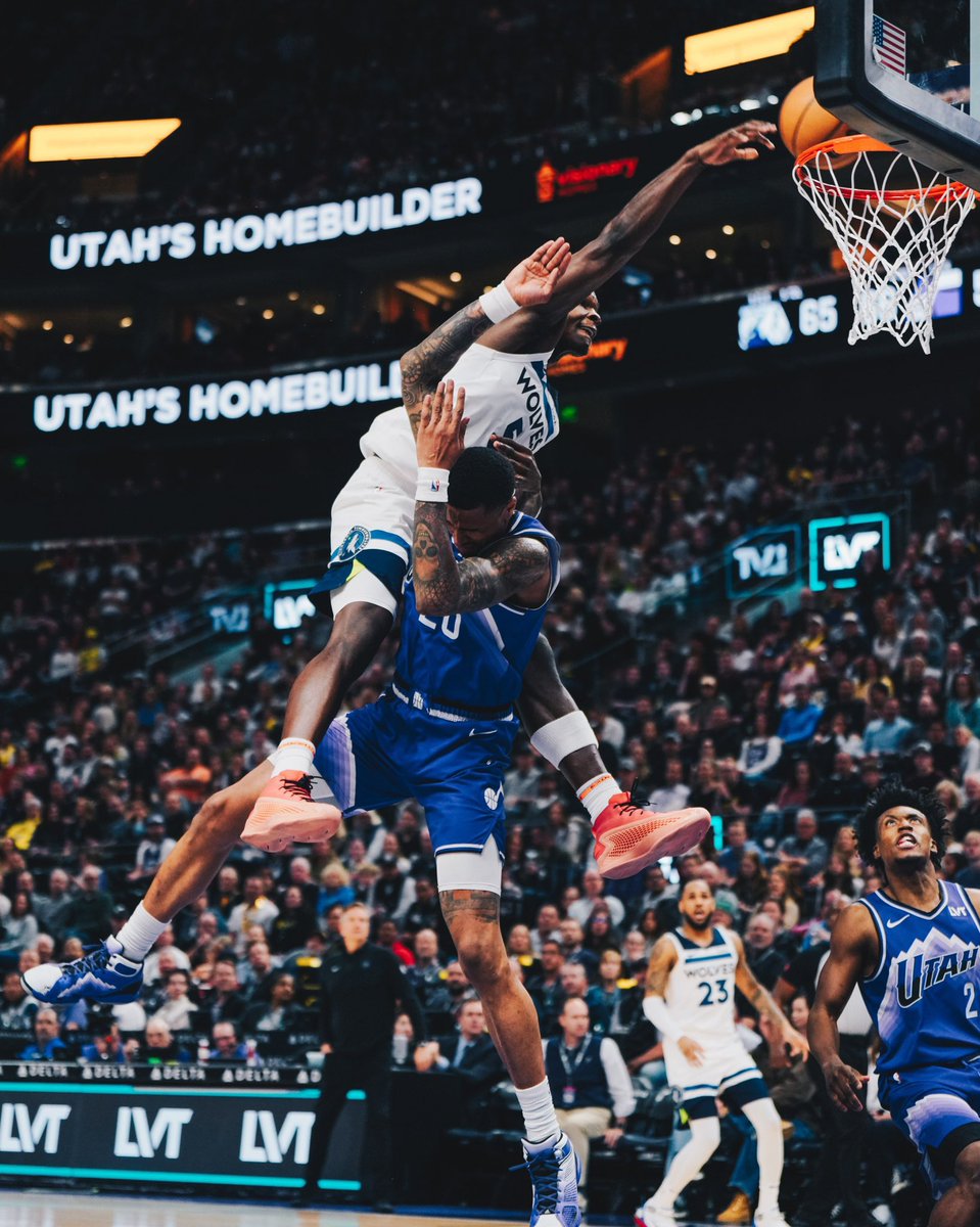 SLAMonline's tweet photo. HANG IT IN THE LOUVRE. 

📸: @Timberwolves https://t.co/yZRjo9Cl5t