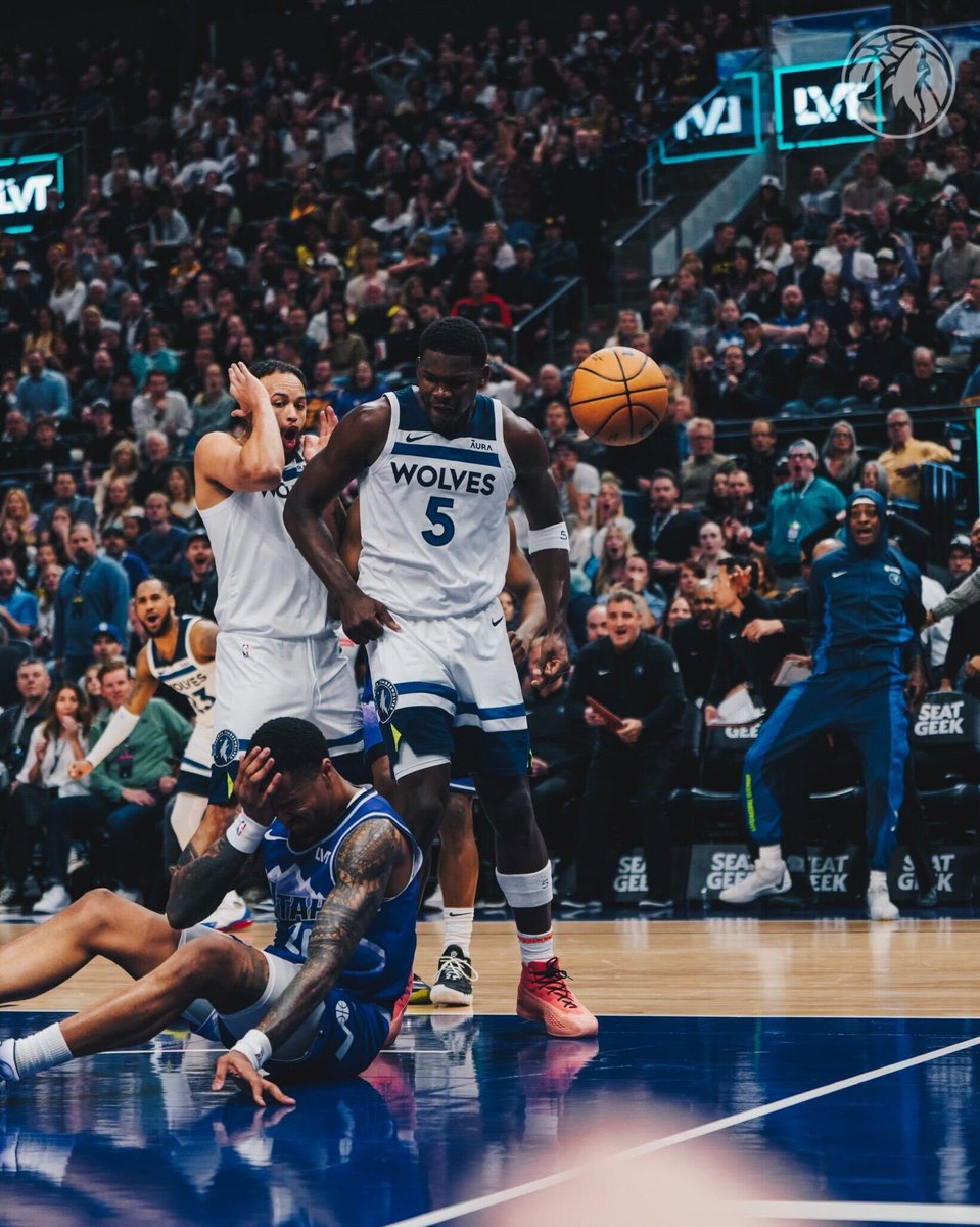 THESE PICS OF ANT'S POSTER ON JOHN COLLINS 🤯😱 UNREAL. (via @Timberwolves)