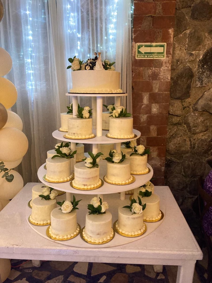 Sofistas's tweet photo. Cuando la boda tiene muchísimos invitados, divide (los pasteles) y vencerás. Segundo pastel de boda que hacemos, wuju! https://t.co/zLBcBEQfeI