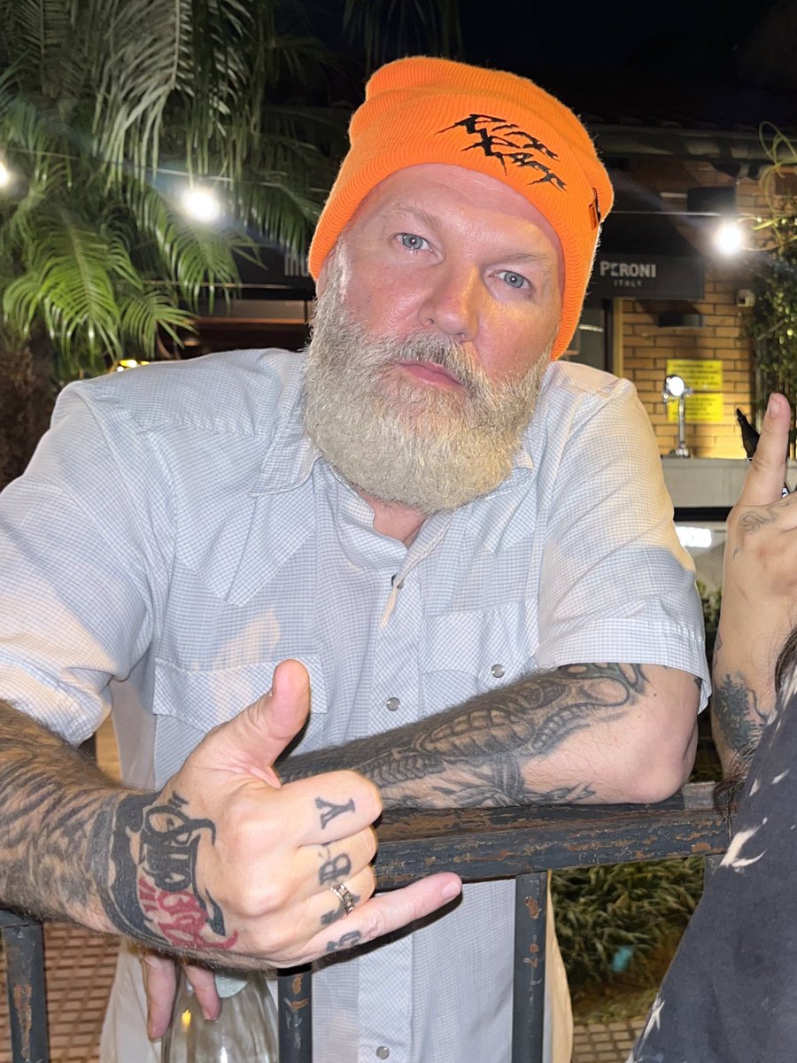 longst0ry's tweet photo. Para sumar a mi día increíble: fotito con el increíble Fred Durst, que fue y sigue siendo, el amor imposible de todas. Esperando ansiosa escuchar mañana a @limpbizkit 😍 https://t.co/aumuyajkri