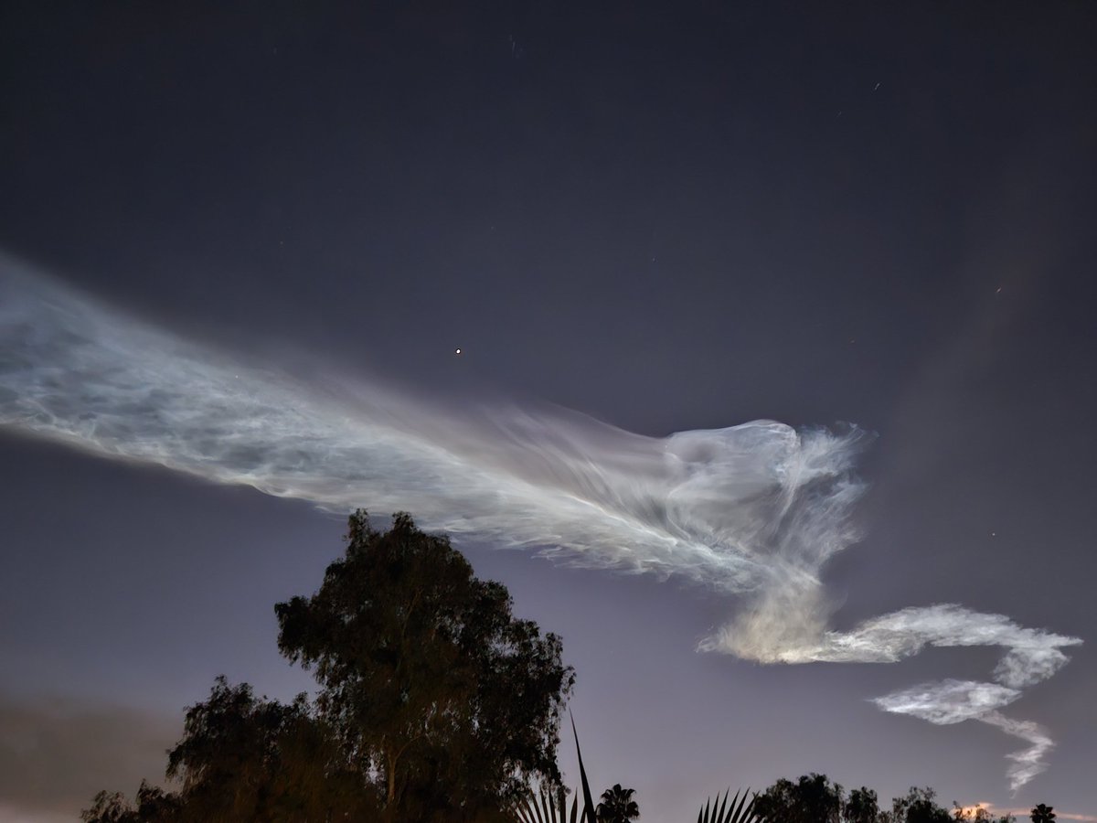 MIC8833's tweet photo. Check out the rocket trail that just popped up over my house🤩🚀 https://t.co/Dmy8lV6vF9