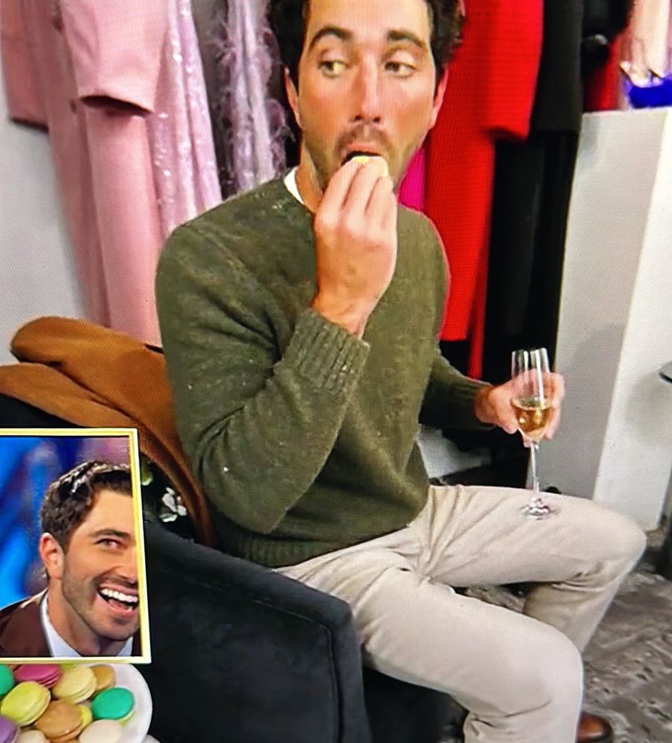 ChicksInTheOff's tweet photo. He’s just like us fr #TheBachelor https://t.co/jAg8tQDcKX
