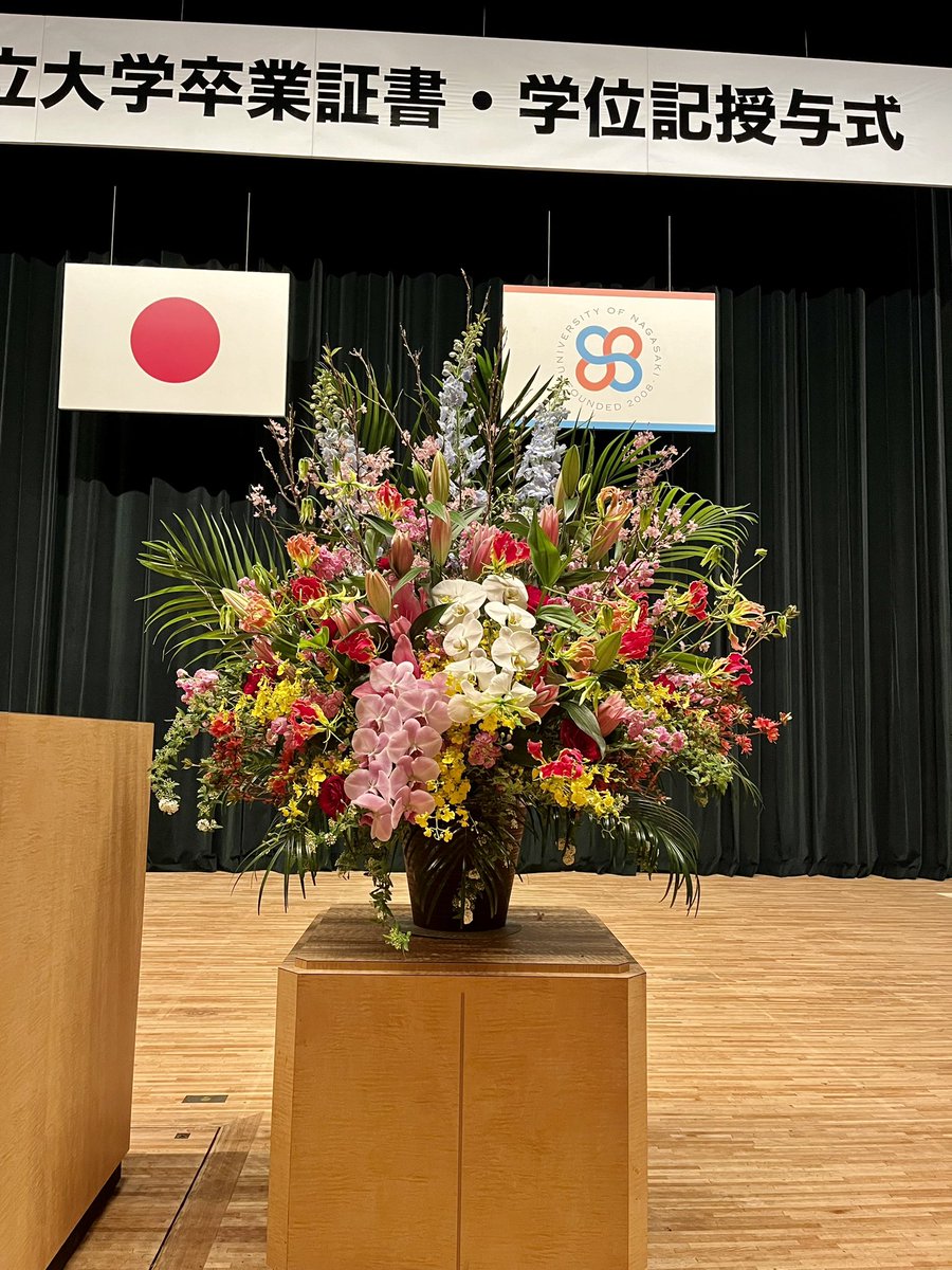 torayacc's tweet photo. 本日ブリックホールで行われている長崎県立大学シーボルト校の卒業式にお花を納品してきました。スタンドのお花は色違いでカラフルにつくりました。演台お花は大きくて運ぶのが大変でした。
シーボルト校の皆さんご卒業おめでとうございます。
#フローラルスタジオトラヤ #長崎県立大学シーボルト校 https://t.co/8amJflhPTM