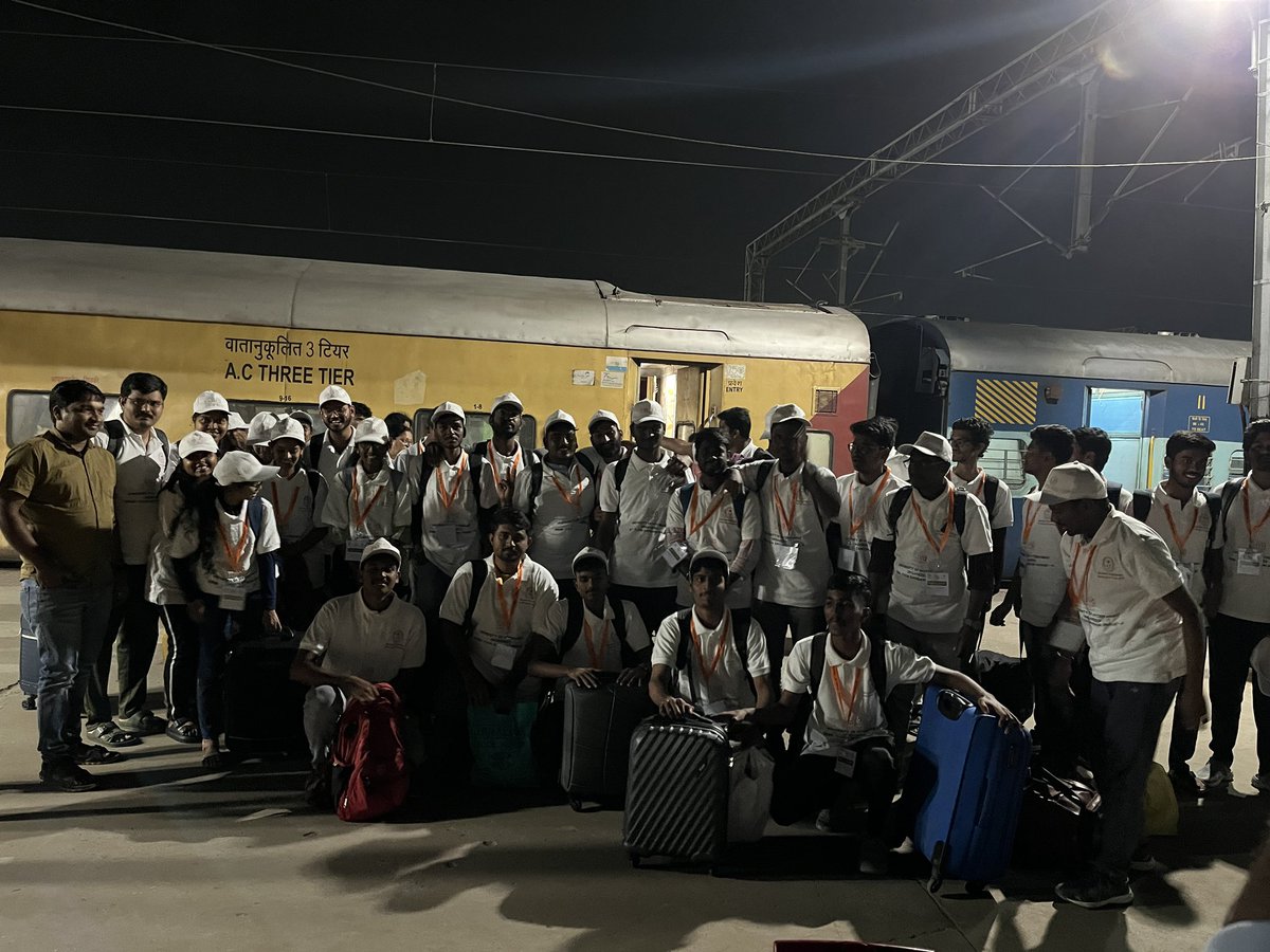 NITPatna1's tweet photo. Yuva sangam phase4: #NITPatna welcomed Telangana delegates at Danapur Railway Jn. @EBSB_YuvaSangam @EduMinOfIndia @RailMinIndia #irctc #ekbharatshreshthbharat #yuvasangam https://t.co/Vdh6FO2eAG